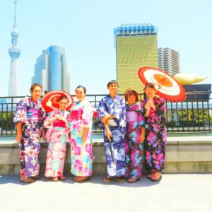 マレーシアからの御家族が着物体験して頂きました＼(^-^)／お天気もよく、浅草観光日和ですね＼(^o^)／日本文化を楽しんでくださいね (⌒‐⌒)