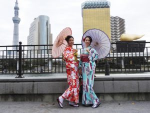 中国からのお客様です。艶やかなお着物にあわせて、ヘアーセットをいたしました！和傘でレトロモダンの雰囲気が、とても素敵です。日本旅行エンジョイして下さいね(*^ー^)ノ♪
來自中國的客人!均選擇了顏色艷麗的和服!梳起頭髮,撐著油傘,整個變身成日本女孩呢!在日本旅遊玩得愉快喲!!