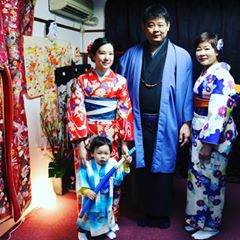 #香港　からお越しのお客様です。#和服　を御家族で　#体験　していただきました。#日本旅行　を楽しんで下さい＼(^-^)／
來自香港的客人，一家人來日本旅行，體驗日本文化(^o^)小男孩穿著和服可愛極了呢！日本旅遊愉快喲(^^)