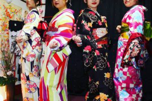 艶やかなお着物をお選び頂きました(^^)#日本 の #伝統 柄です。皆様 #女子会 での楽しい思い出に、#和服　を　#体験　頂きました(^^)ありがとうございます( ^-^)ノ
四位都選擇了不同顏色的和服(^^)日式傳統款式的柄!穿著和服的女子會能留下美好又特別難忘的回憶!祝四位玩得開心喲( ^-^)ノ