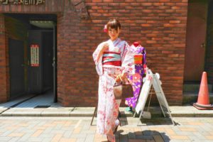 日本でご活躍のモデルさんです。ラメのピンクの浴衣にラメのブルーと赤の帯がとてもお似合いです（~▽~＠）♪♪♪ご来店ありがとうございます💕