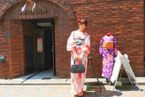 日本でご活躍のモデルさんです。オレンジのあさがお柄の浴衣と紺色の帯がとてもお似合いです（~▽~＠）♪♪♪撮影頑張って下さいね💕